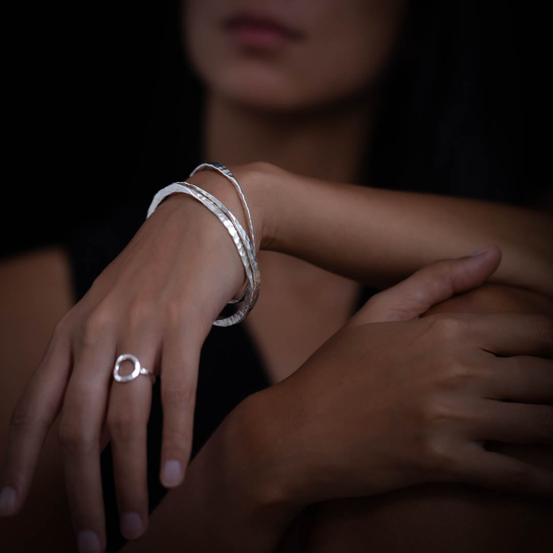 Superbe jonc N°36 fermé pour femme, à porter seul ou à empiler avec d'autres pièces. Son martelage délicat capte la lumière avec élégance, ajoutant une touche de brillance à votre look - Itsara Bijoux