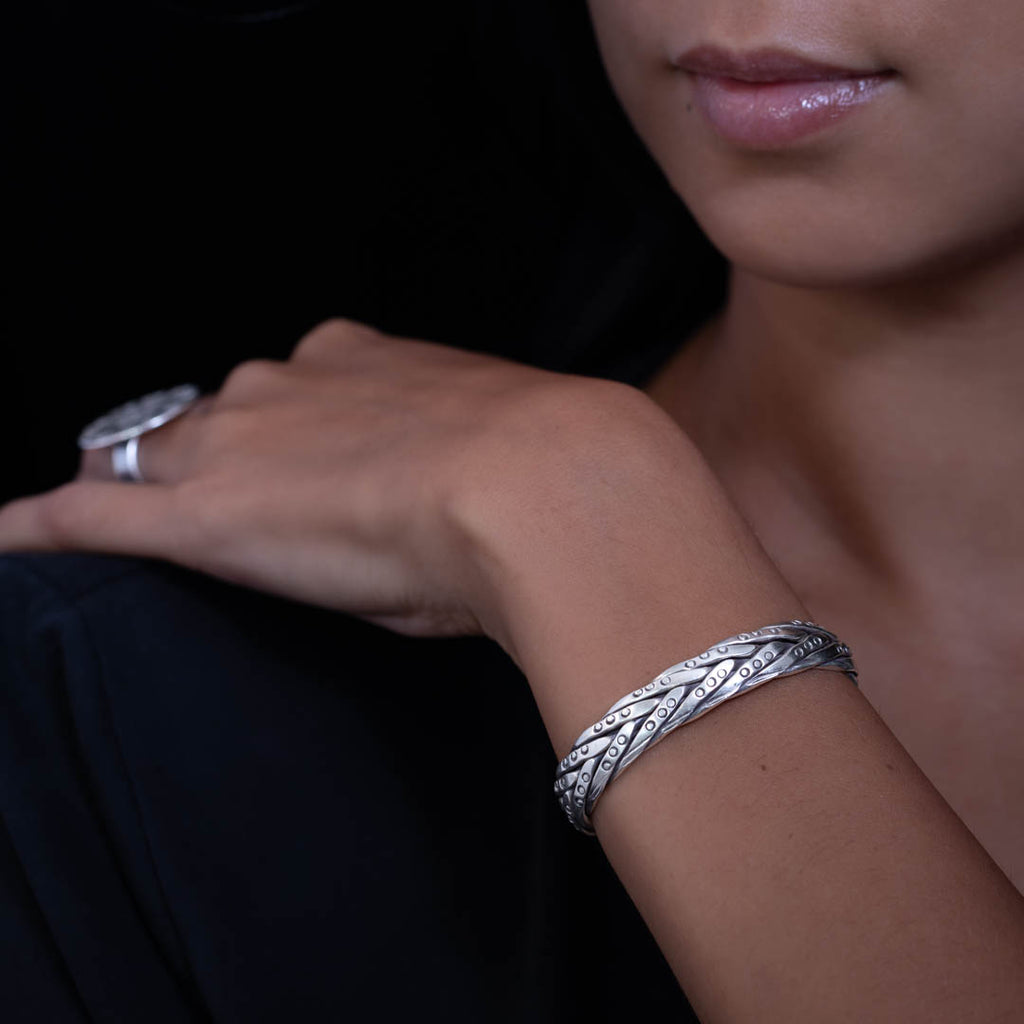 bracelet rigide en argent massif N° 37 porté par Valériane -Itsara Bijoux