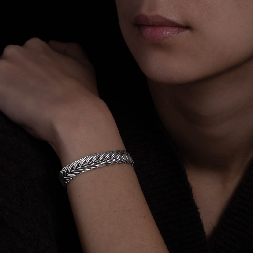 Bracelet N°53 en argent massif tressé porté par un modèle féminin - Itsara Bijoux