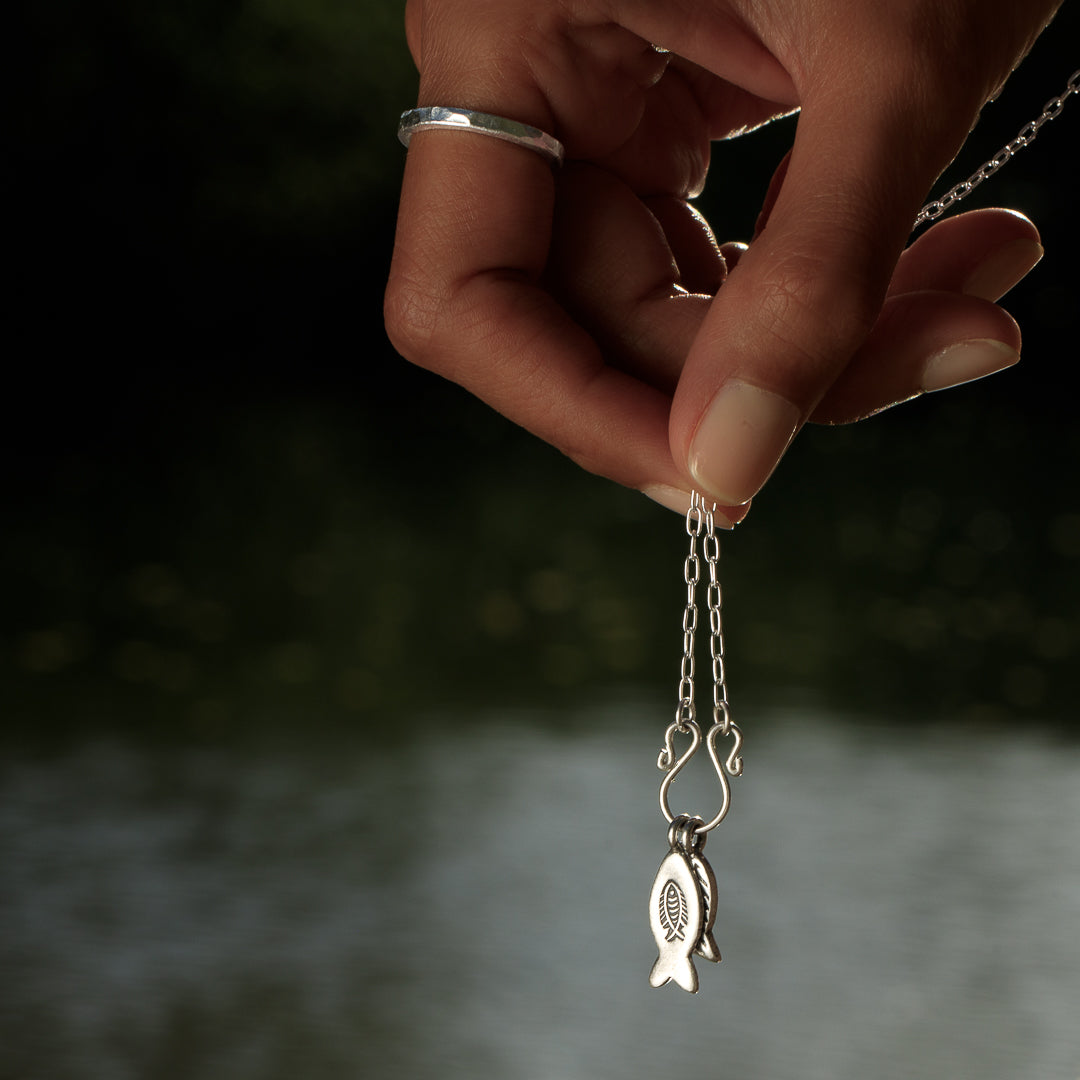 collier en argent massif N°04 : chaine fine en argent massif et petit pendentifs poissons en argent massif - Itsara Bijoux