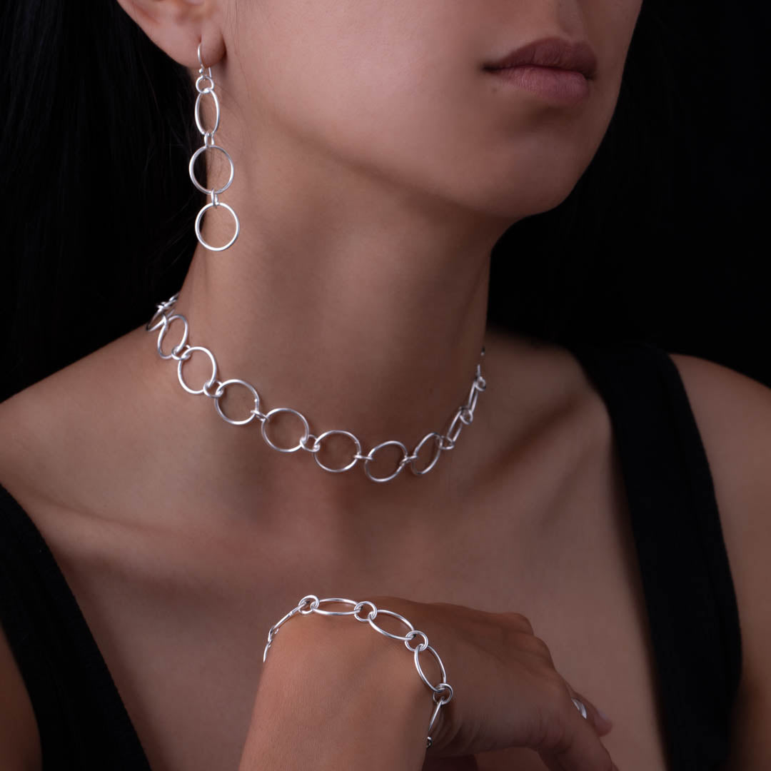 femme portant un Collier chaine N20 en argent massif fait à la main de grands et petits maillons fins et ronds.-Itsara bijoux  