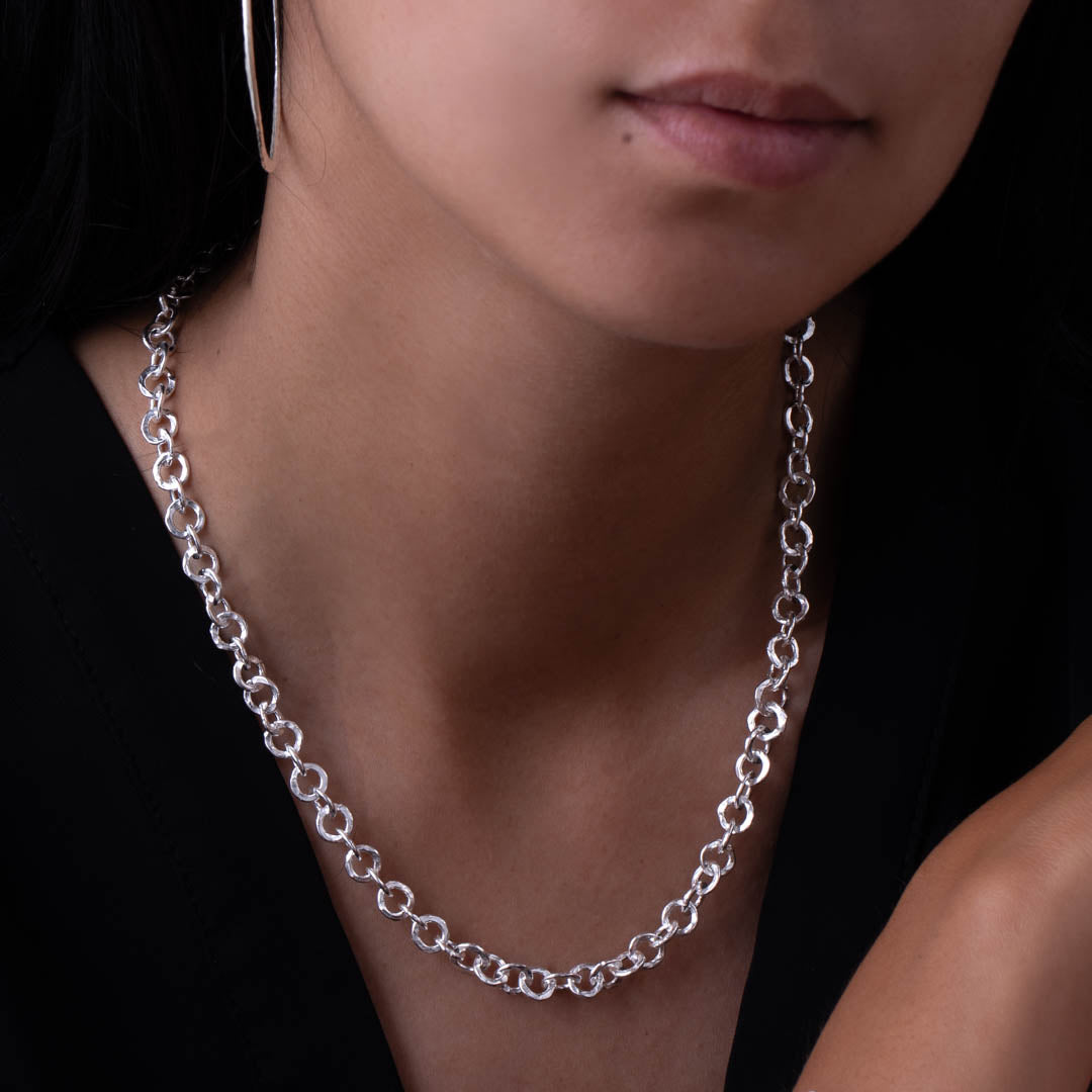 collier en chaine N21 en argent massif artisanal constitué de maillons soudés, ronds et martelés porté par une femme-Itsara bijoux  