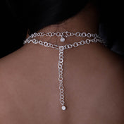 collier en chaine en argent porté par une femme vue de dos Itsara bijoux  