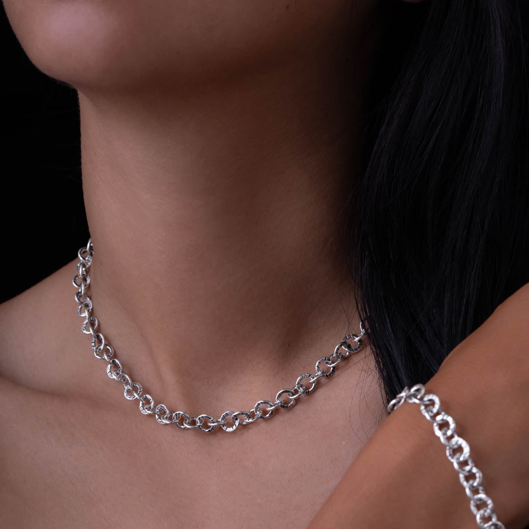 Le collier en argent pour femme Itsara Bijoux N°25 est une pièce artisanale qui allie beauté et caractère, parfaite pour les amatrices de bijoux chargés d’histoire.
