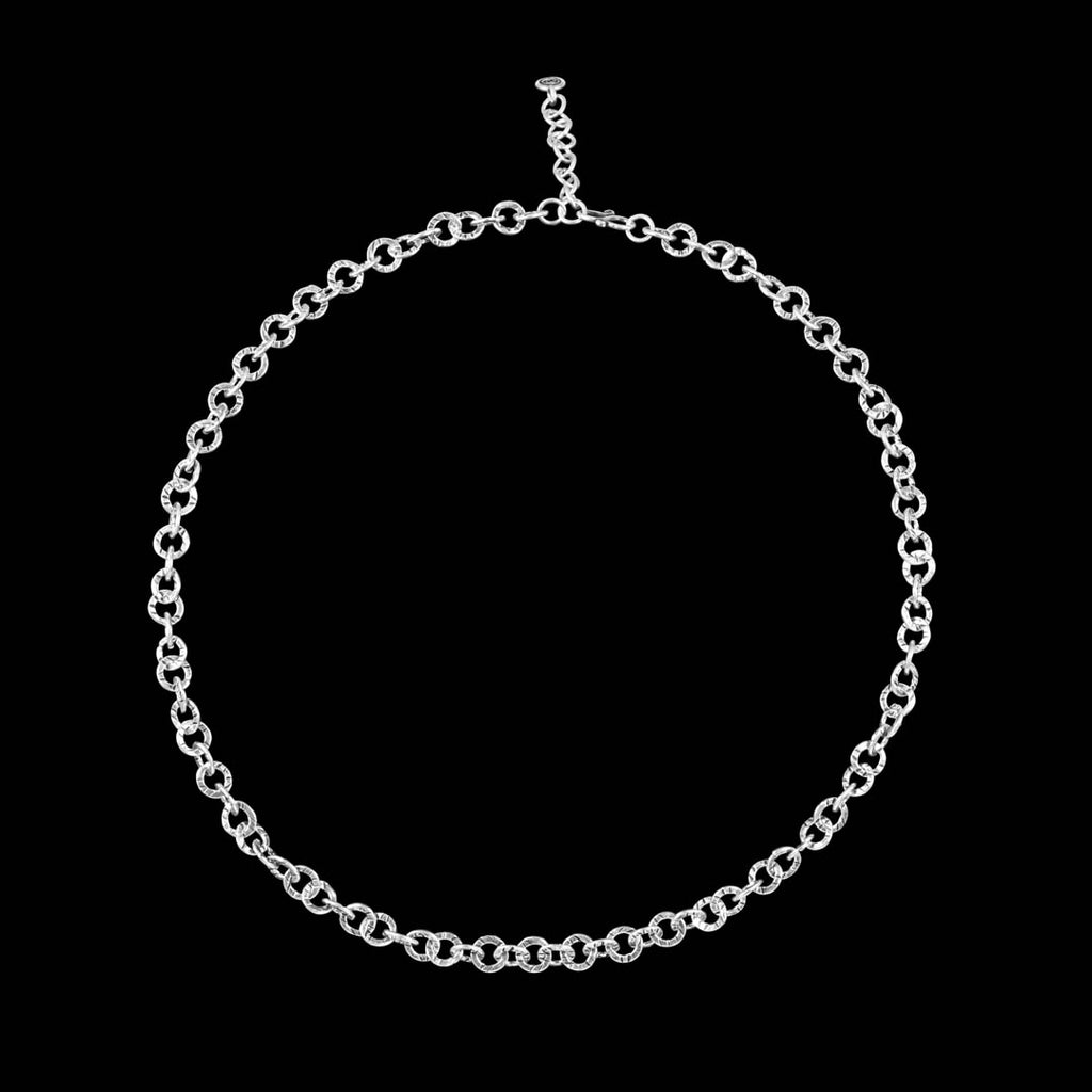 Le collier chaîne en argent pour femme Itsara Bijoux N°25 est un bijou artisanal unique, composé de maillons ronds et plats ornés de rainures délicates.
