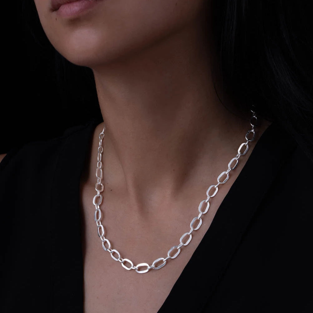Chaine coller en argent N°11 portée par modèle féminin - Itsara bijoux