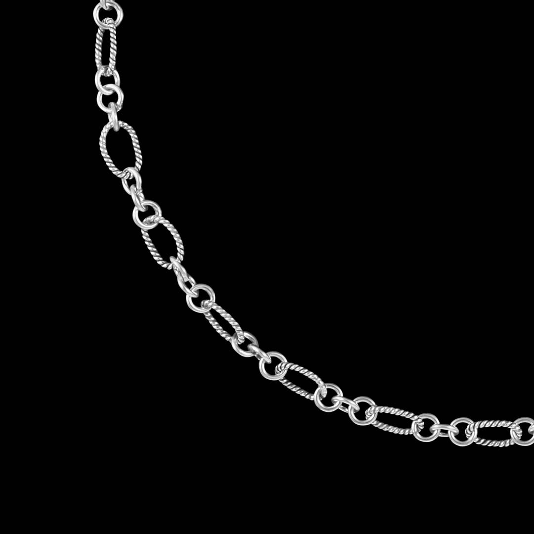 collier chaîne en argent N24 entièrement artisanal, léger et original. avec anneaux torsadés ovales en argent patiné, reliés par des triolets de petits anneaux d'argent ronds et lisses pour femme