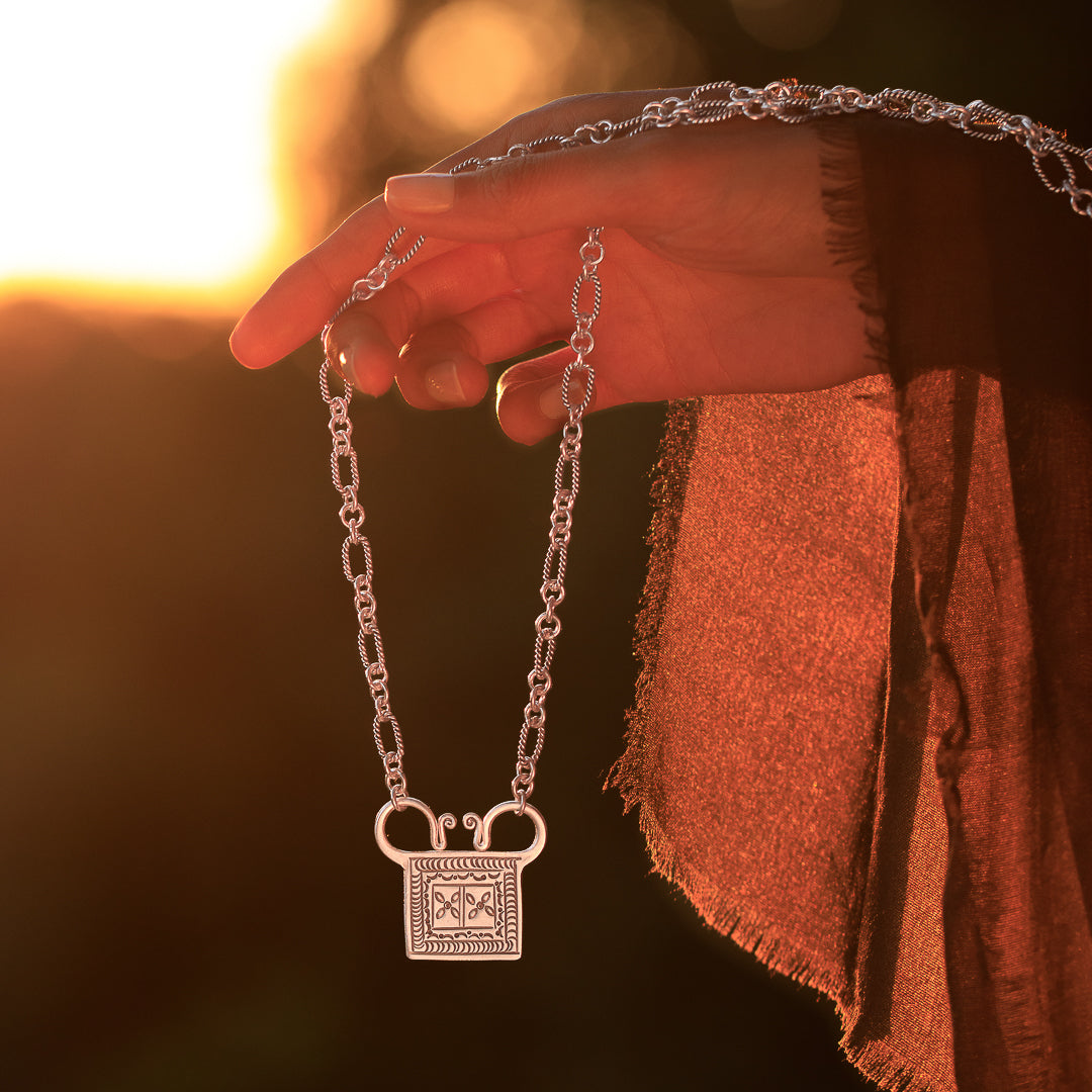 Collier N°03, chaine en argent massif et pendentif cadenas Hmong, Miao en argent massif fait main - collier tribal ethnique ancien - Itsara Bijoux 