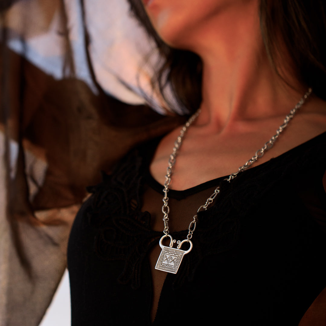 Collier N°03, chaine en argent massif et pendentif cadenas Hmong, Miao en argent massif fait main - collier tribal ethnique ancien - Itsara Bijoux 