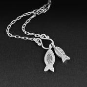 collier en argent massif N°04 : chaine fine en argent massif et petit pendentifs poissons en argent massif - Itsara Bijoux
