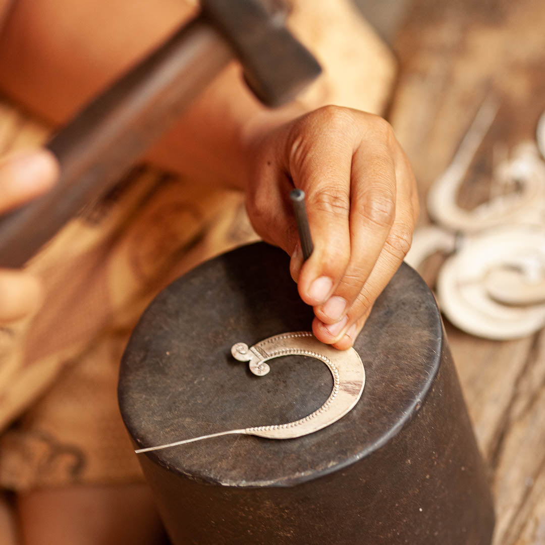 poinçonnage à main levée des bijoux