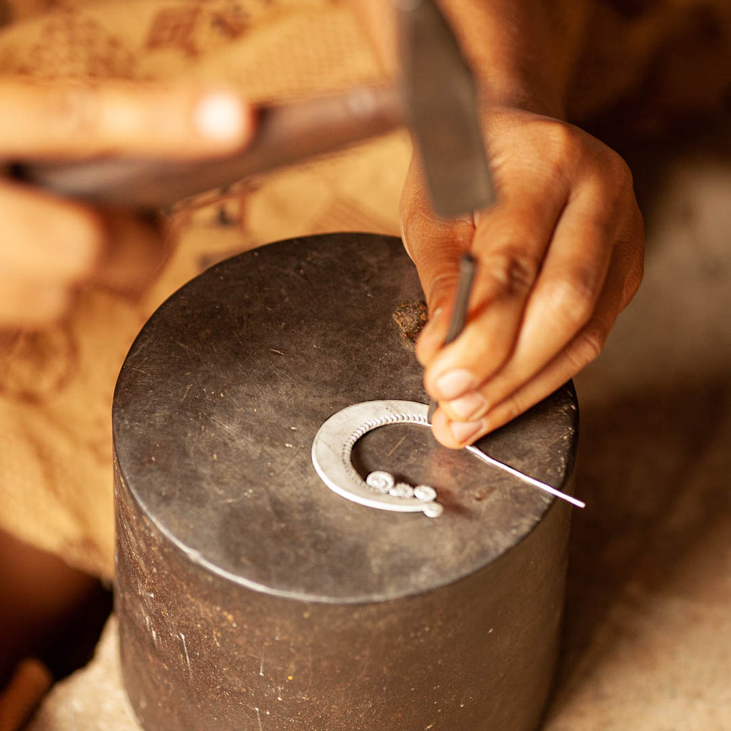 fabrication artisanale des bijoux itsara en argent