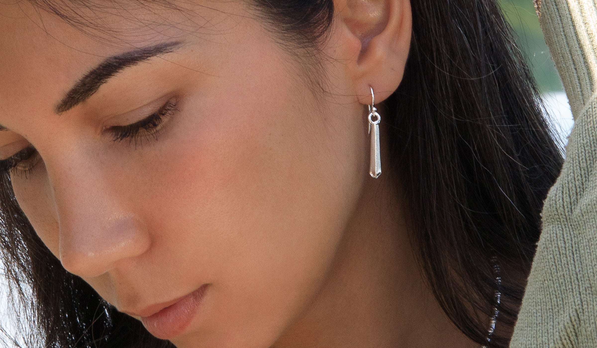 Boucle d'oreille pendante en argent massif portée à l'oreille – Itsara