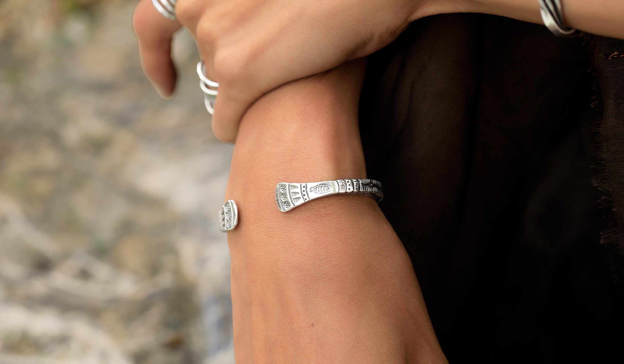 Bracelet jonc ouvert en argent massif poinçonné de motifs ethniques, porté au poignet – Itsara