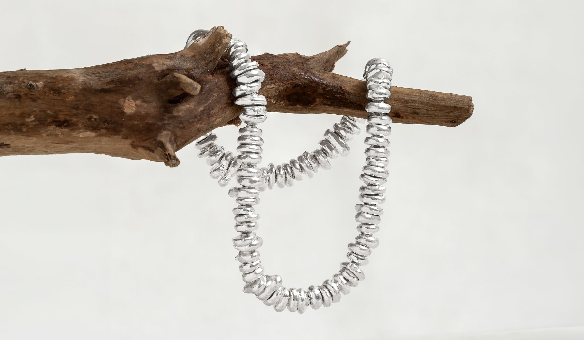 Collier de perles irrégulières en argent massif suspendu à une branche – Itsara