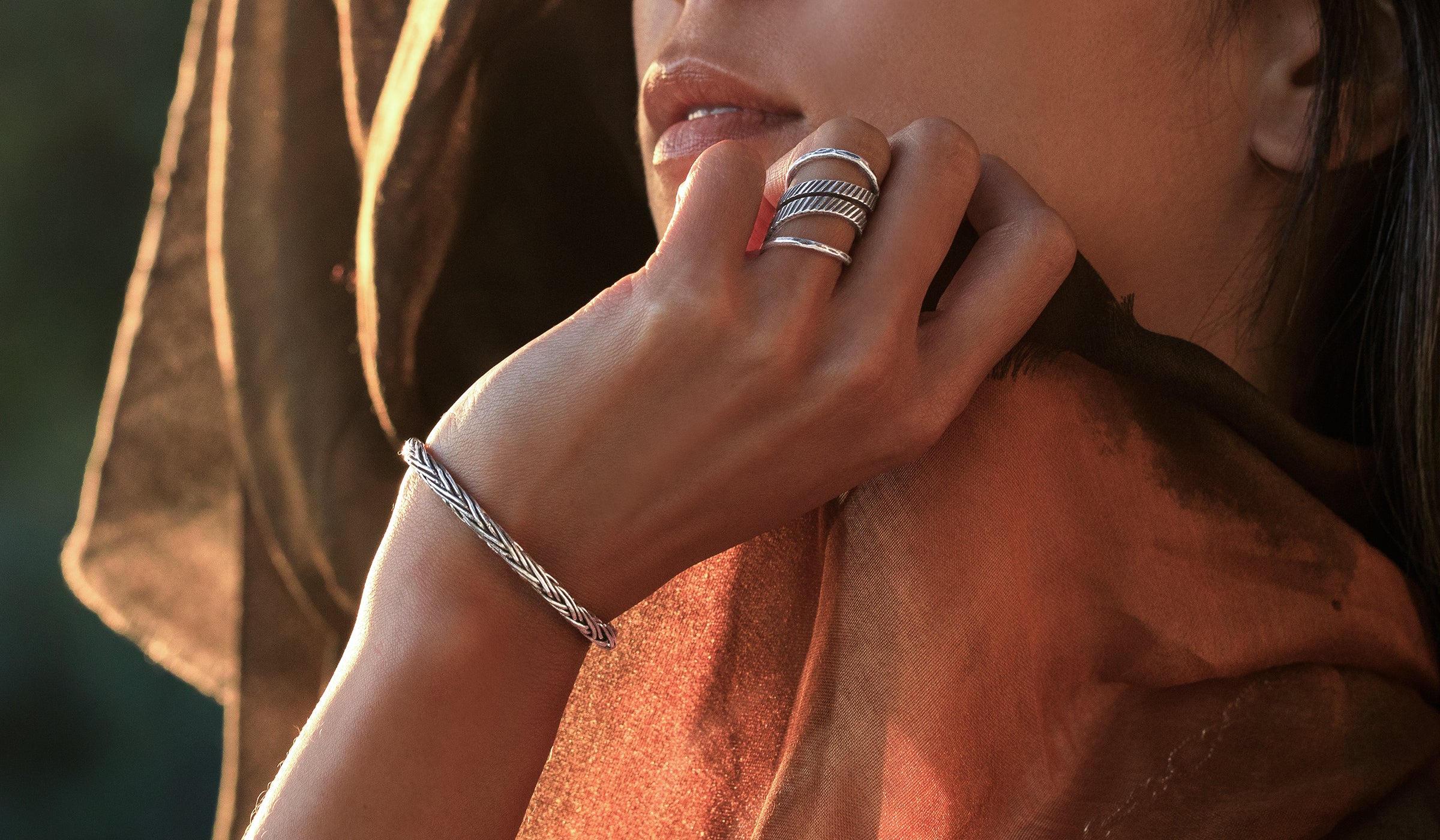 Bagues superposées à motif feuille et bracelet tressé en argent massif portés – Itsara