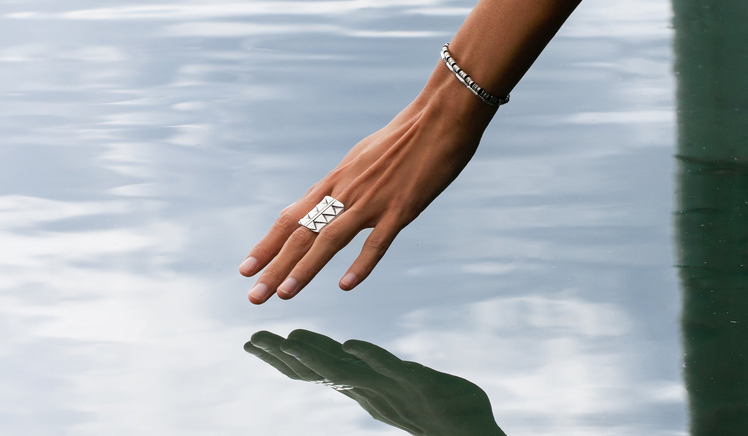 Bague ethnique en argent massif à motifs triangulaires portée au-dessus de l'eau – Itsara