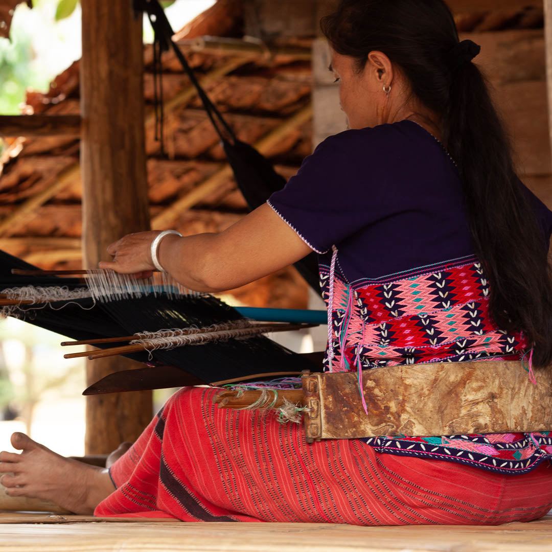 femme de la tribu karen tissant