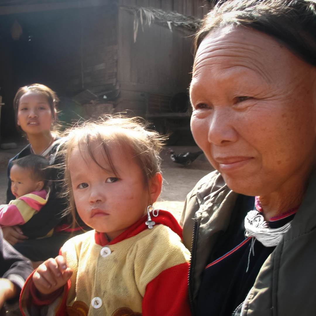 femmes et petites filles de la tribu lanten