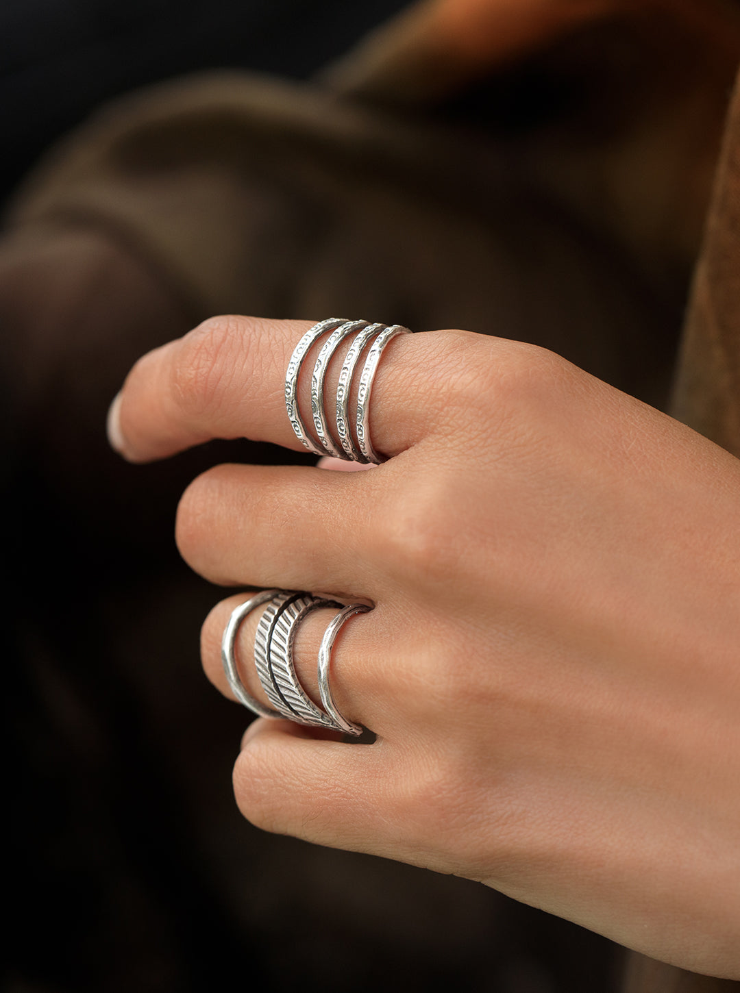Deux best-sellers ethniques en argent massif et pur portées sur une main
