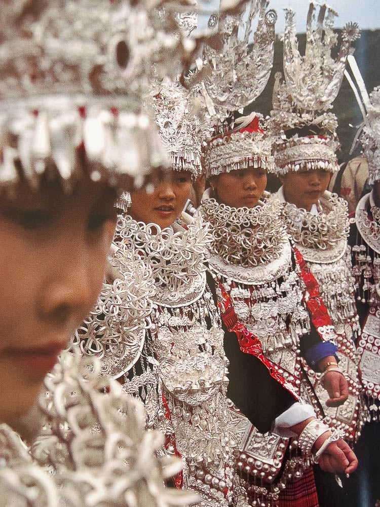 jeunes femmes Miao au festival du repas des soeurs en Chine