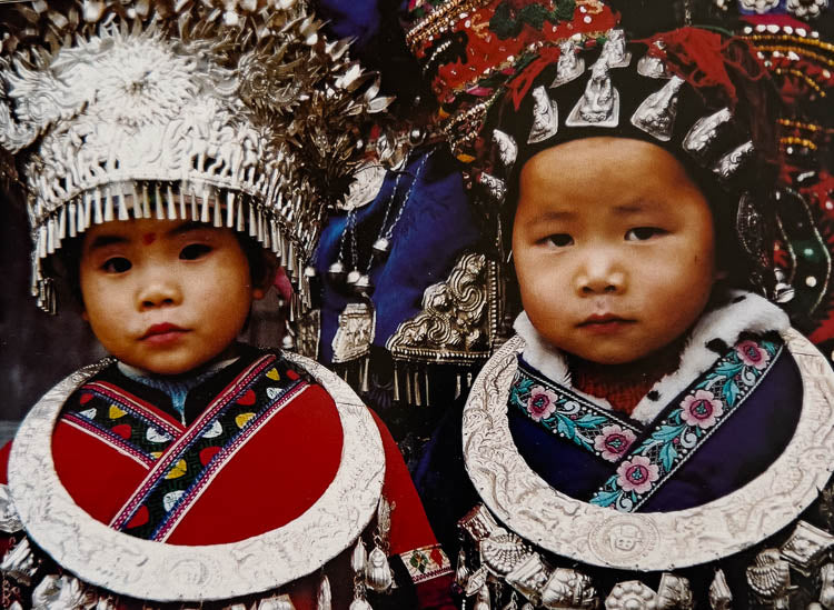 petites filles Miao avec leurs parures de bijoux traditionnels en argent 