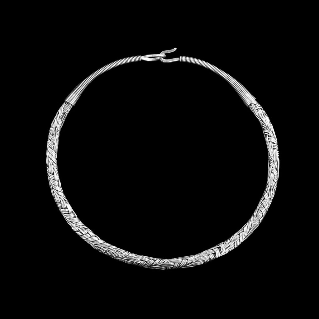 Le collier en argent pour femme N°32 est une pièce magnifique et rare, façonnée à la main selon des techniques millénaires des peuples d'Asie du Sud-Est - Itsara bijoux
