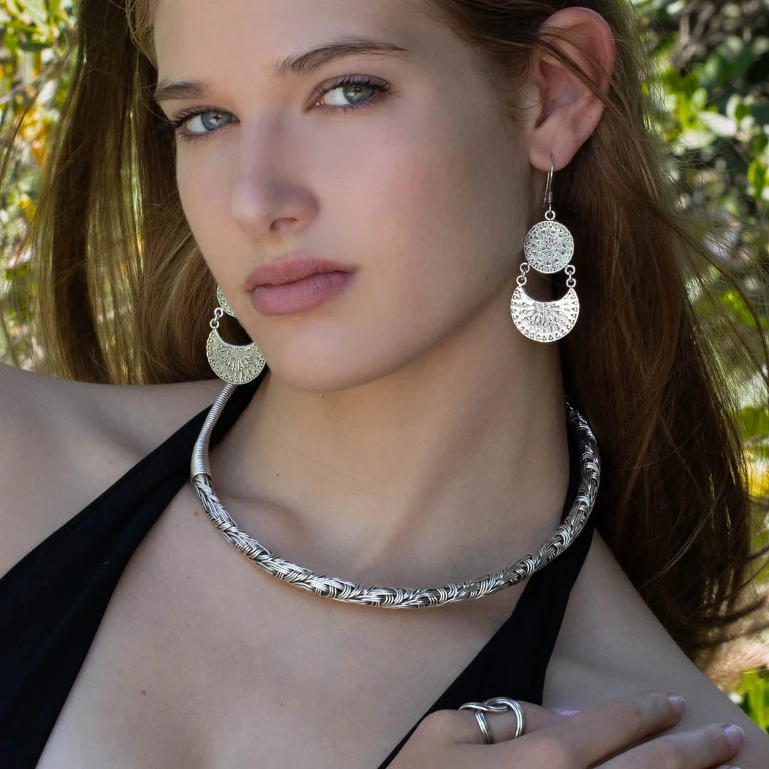 Le collier en argent pour femme Itsara Bijoux N°32 présente un torque traditionnel, réalisé en assemblage de plusieurs tresses de fils d'argent massif, qui lui confèrent une allure unique.
