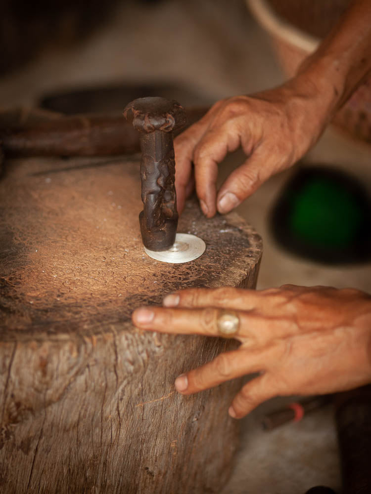 travail traditionnel artisanal des bijoux itsara en argent pur et massif