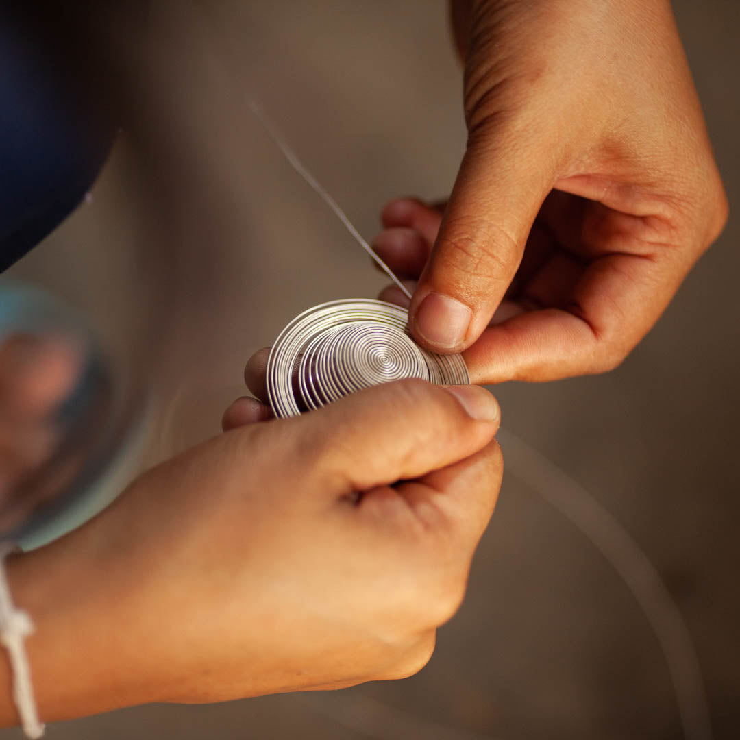 fabrication artisanale de boucles d'oreilles spirales en argent massif