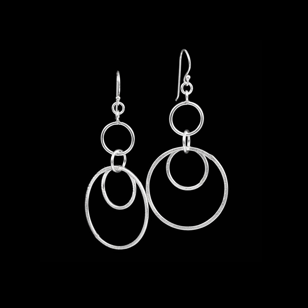 Jolies boucles d'oreilles artisanales en argent massif contemporaines N°22, composées de cercles de différentes tailles. Légères et mobiles, elles s'adaptent parfaitement à toutes vos tenues - Itsara bijoux