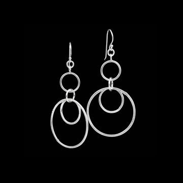 Jolies boucles d'oreilles artisanales en argent massif contemporaines N°22, composées de cercles de différentes tailles. Légères et mobiles, elles s'adaptent parfaitement à toutes vos tenues - Itsara bijoux