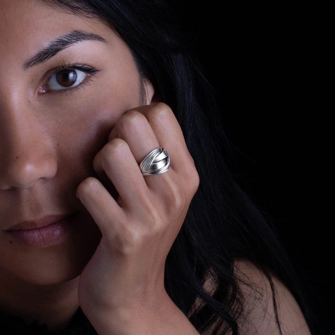 Belle bague en argent ethnique N°12 artisanale en argent massif, entièrement faite à la main. Sa finition griffée et patinée apporte une touche brute et sauvage, parfait pour celles qui aiment l'originalité et le non-conformisme - Itsara bijoux