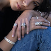 Cette bague en argent ethnique N°12 pour femme est une pièce massive, faite à la main et dotée d'une texture griffée et patinée. Un choix idéal pour celles qui souhaitent exprimer leur personnalité à travers des bijoux audacieux - Itsara bijoux