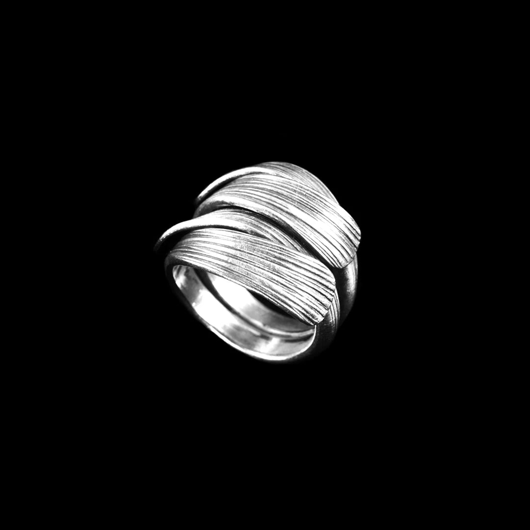 Bague femme en argent ethnique N°12, entièrement artisanale. Son design griffé et patiné lui confère une allure brute, tout en restant originale et non-conformiste, parfaite pour un style fort et authentique - Itsara bijoux