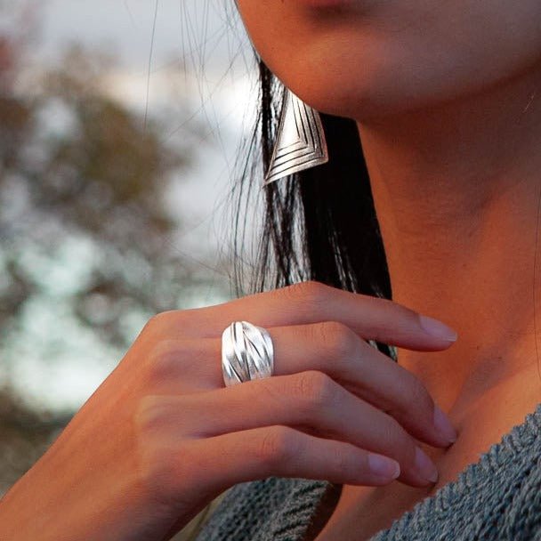 Belle bague artisanale en argent contemporaine N°25, entièrement faite à la main. Non patinée, son éclat très blanc et ses extrémités aplaties en forme de feuille créent un effet lumineux et tendance - Itsara bijoux