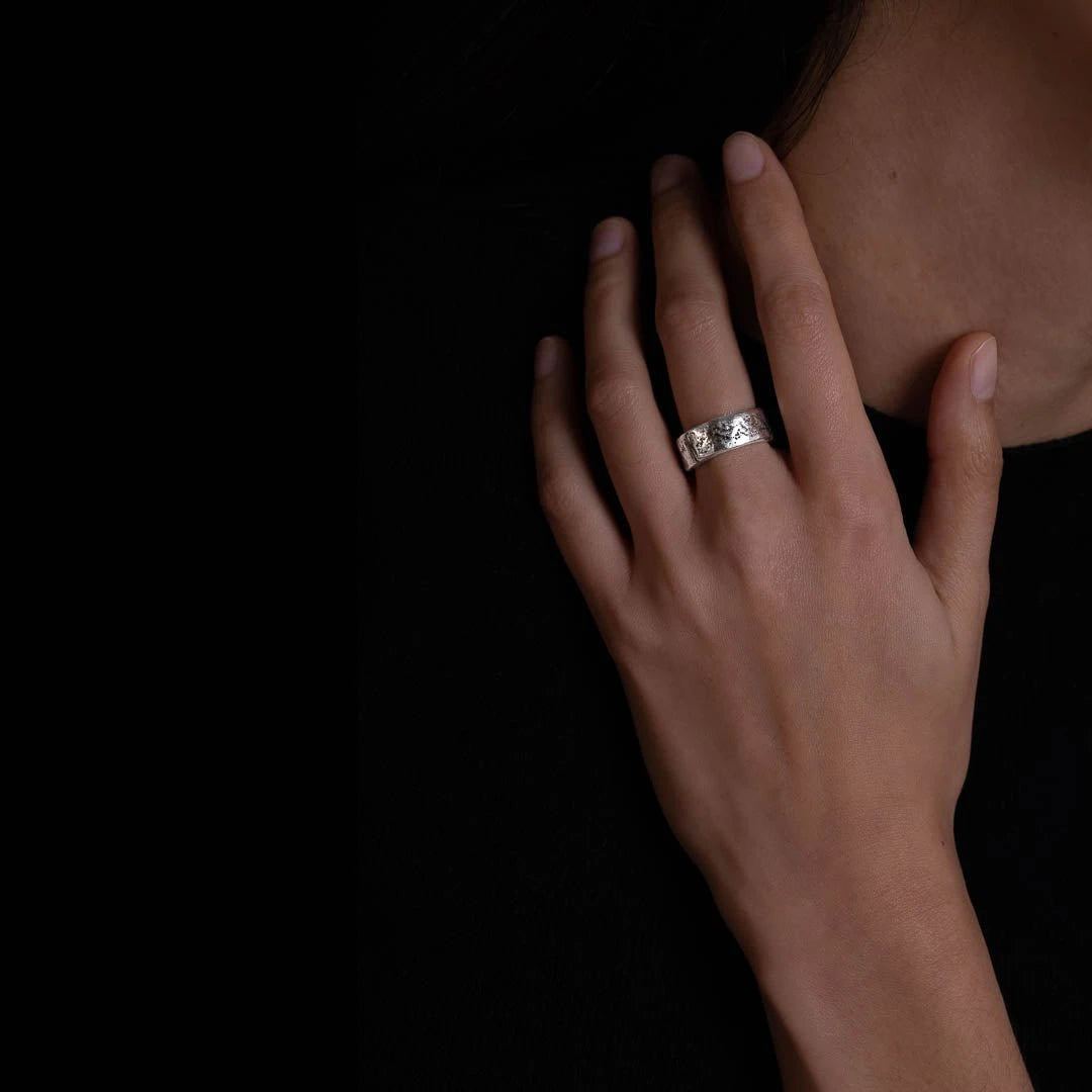 Bague en argent contemporaine N°04 de chez Itsara bijoux, dotée de légères gravures qui ajoutent un charme vieilli, tout en restant résolument moderne. Bague fixe et non réglable, elle est idéale pour tous les genres - Itsara bijoux