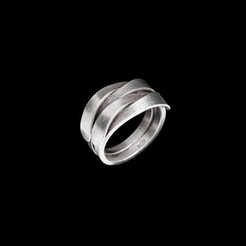 Belle bague artisanale en argent massif N°49, entièrement faite à la main. Avec ses deux anneaux aplatis patinés qui s'entrecroisent, cette pièce offre un relief unique à un bijou intemporel - Itsara bijoux