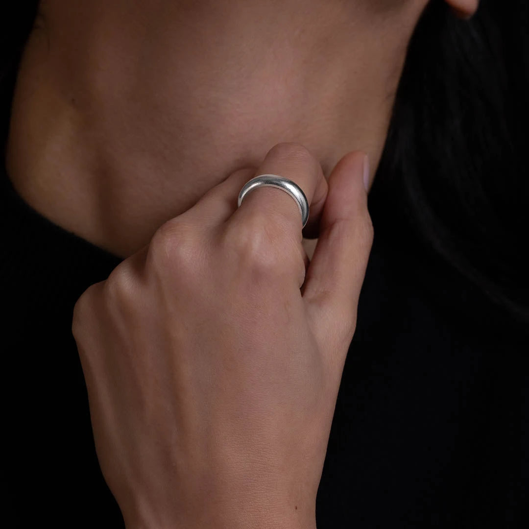 Bague en argent massif contemporaine N°65, avec un design minimaliste et élégant. Cette pièce artisanale est un symbole parfait de connexion, rappelant un moment spécial ou une personne importante dans votre vie - Itsara bijoux