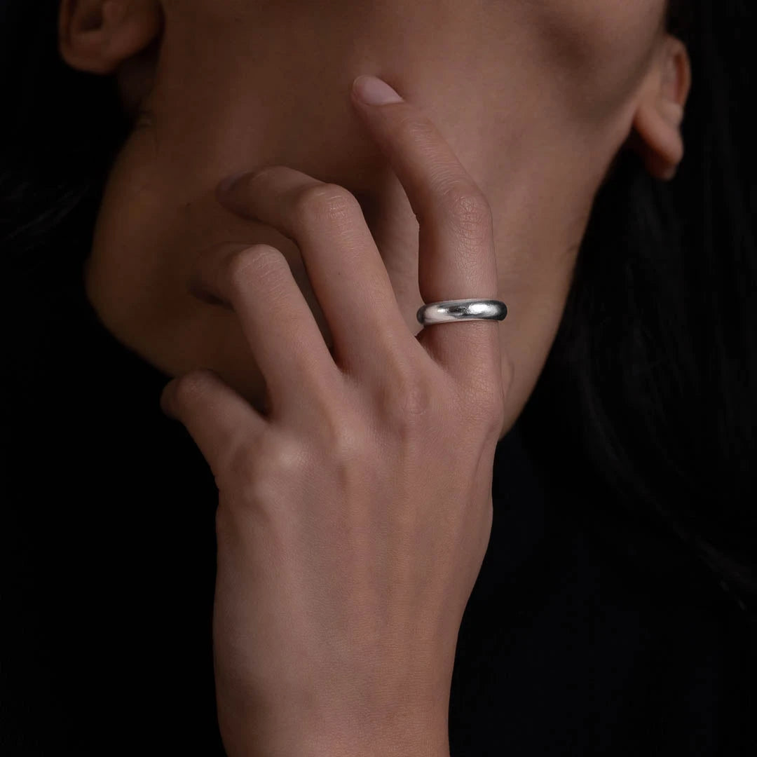 Bague en argent massif contemporaine N°65, à la fois sobre et raffiné. Cette alliance artisanale est un symbole touchant de ce qui nous relie aux moments précieux et aux personnes qui comptent le plus - Itsara bijoux


