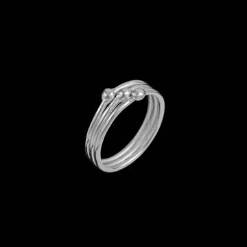 Bague en argent contemporaine N°06, composée de trois anneaux fins soudés ensemble. Cette bague fixe, au design intemporel et minimaliste, est parfaite pour compléter toute tenue - Itsara bijoux