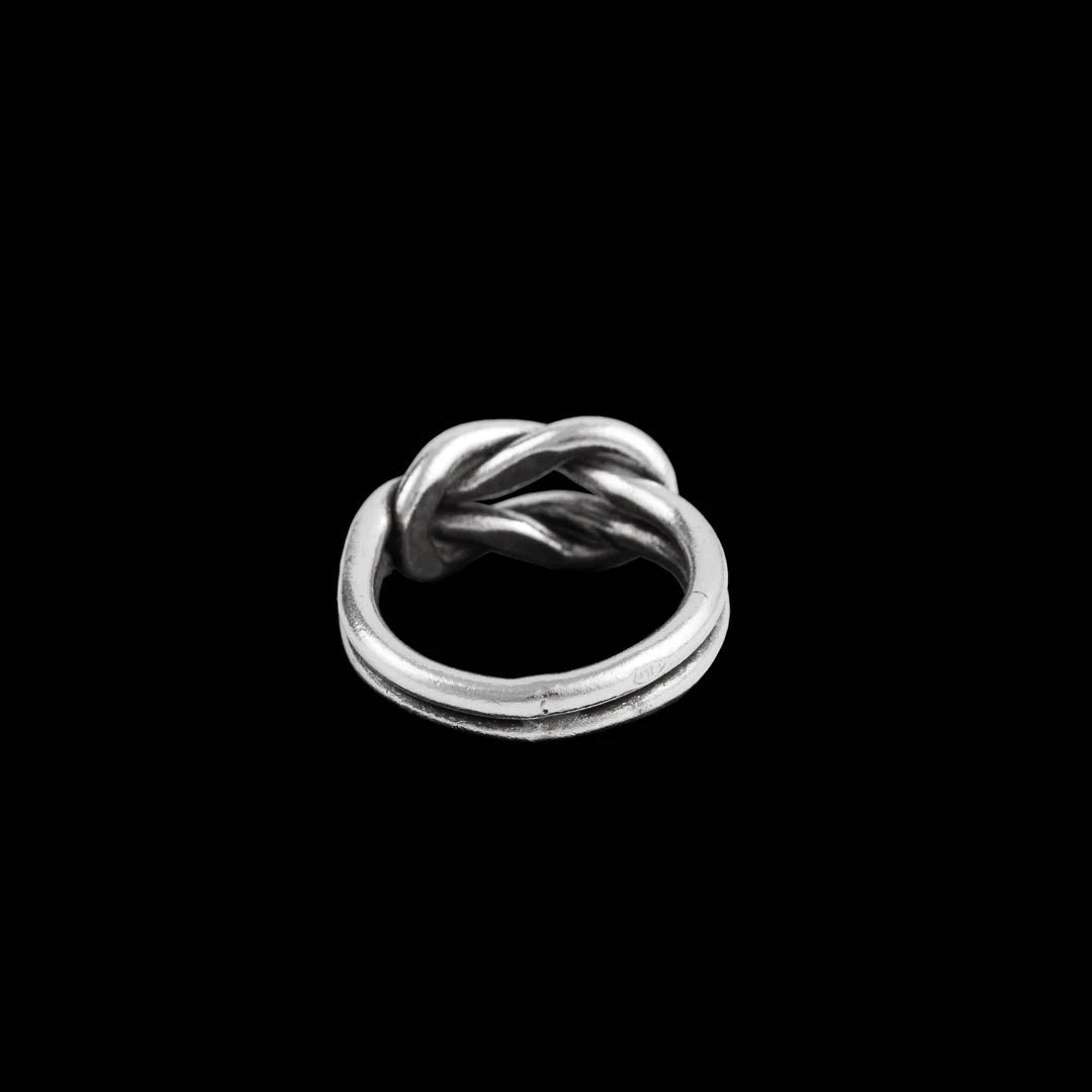 vue de dos d'une bague en argent contemporaine N°09 réalisée à la main par des artisans - Itsara bijoux