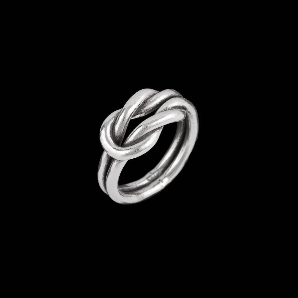 Bague en argent contemporaine N°09 pour femme, délicatement conçue avec deux fils en argent s'entremêlant pour former un nœud infini. Un symbole d'éternité et de sophistication, parfaite pour un look élégant et intemporel - Itsara bijoux