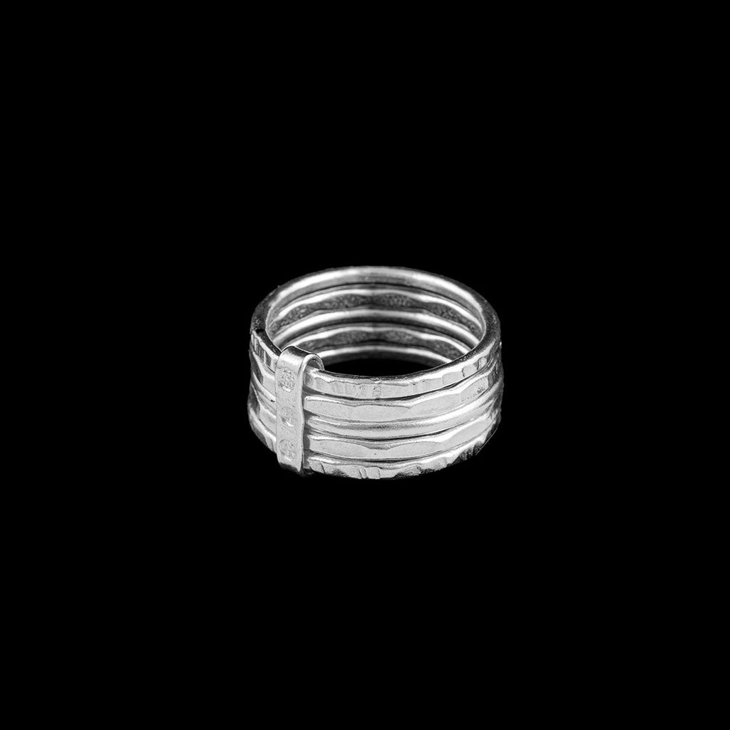 Bague en argent contemporaine N°12, de type semainier se compose de cinq anneaux délicats aux détails martelés. Cette bague offre un style bohème et minimaliste, parfait pour les tendances actuelles en bijoux artisanaux - Itsara bijoux