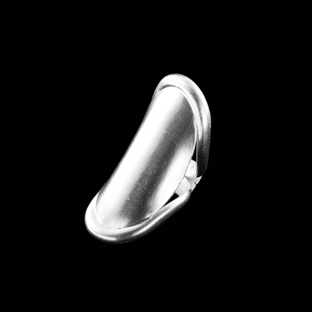 Grande bague artisanale en argent massif, entièrement faite à la main. Sa ligne pure et longue en fait une bague phalange qui allonge élégamment la main, parfaite pour un style contemporain et intemporel.