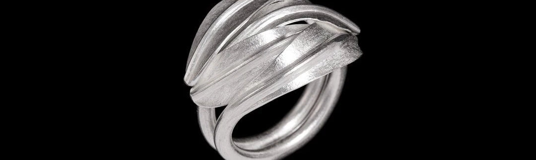 Réalisée à la main, cette bague en argent contemporaine N°25 brille par sa couleur blanche éclatante. Les extrémités de feuilles enchevêtrées apportent une touche artisanale et élégante à ce bijou unique - Itsara bijoux