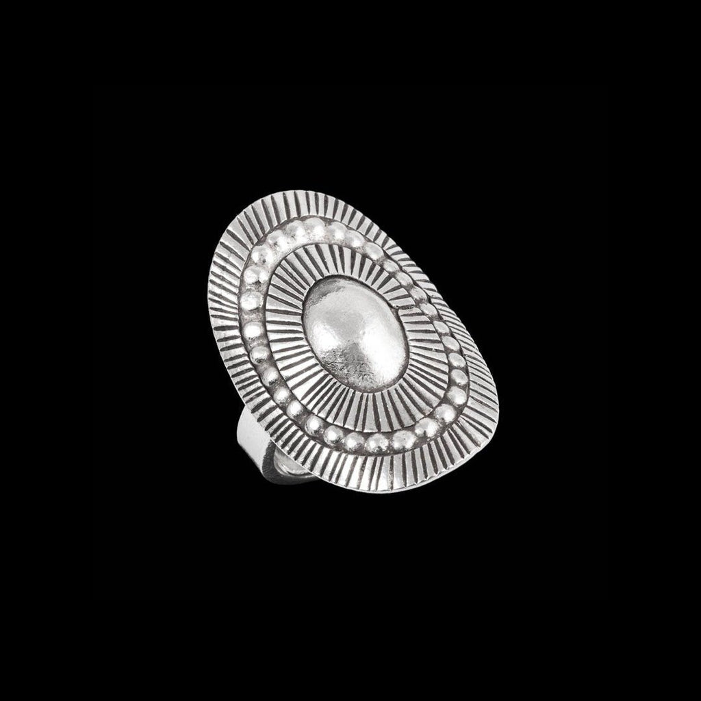 Bague en argent contemporaine N°03 de type plateau pour femme, réalisée artisanalement et gravée avec des motifs délicats. Ce modèle ajustable allie élégance et confort - Itsara bijoux