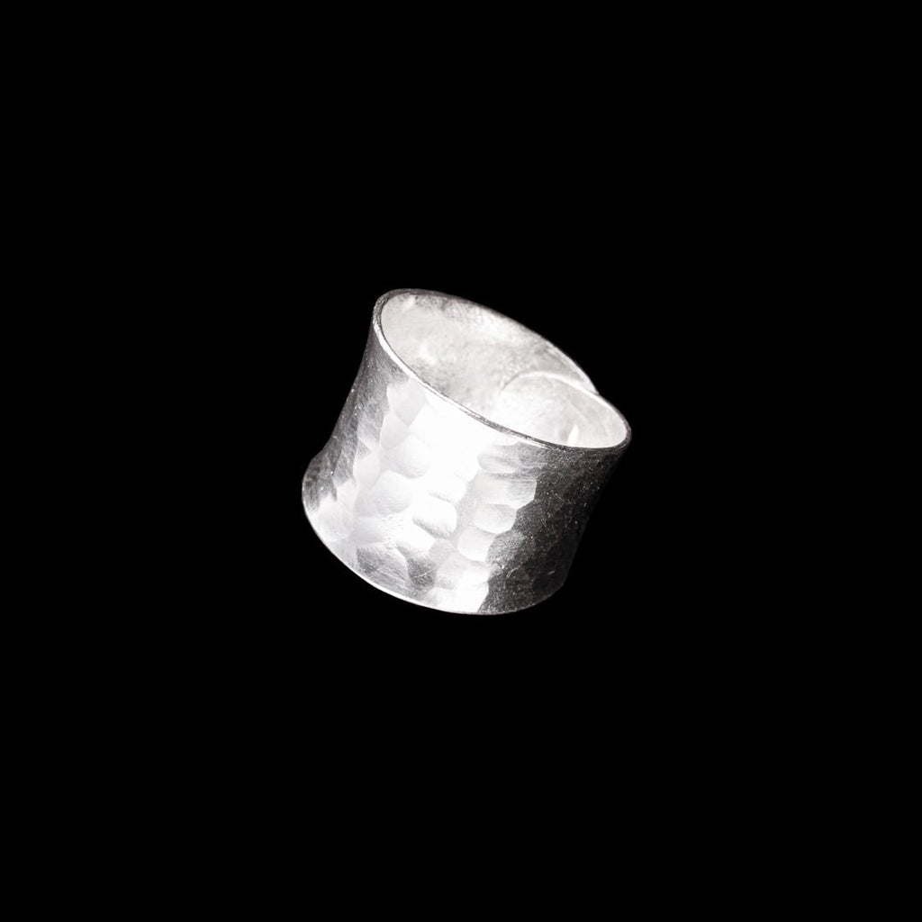 Bague artisanale en argent contemporaine N°46 pour femme, légèrement cintrée et martelée. Son design casual et intemporel en fait un accessoire parfait pour toutes les occasions, ajoutant une touche d'élégance à votre look - Itsara bijoux

