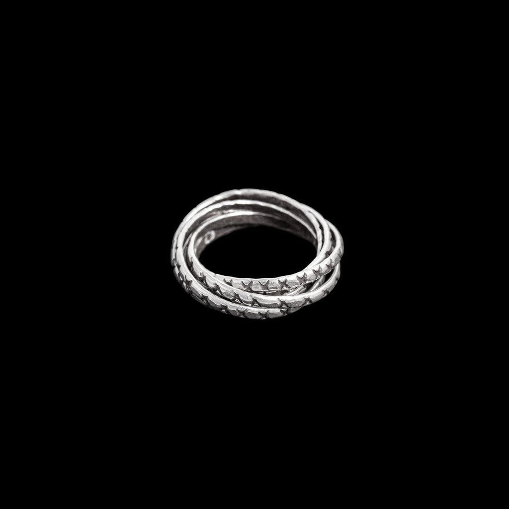 Bague femme semainier artisanale en argent massif, faite à la main et composée de cinq anneaux patinés. Ce design unique apporte une touche originale à un classique de la bague en argent, parfaite pour un style élégant