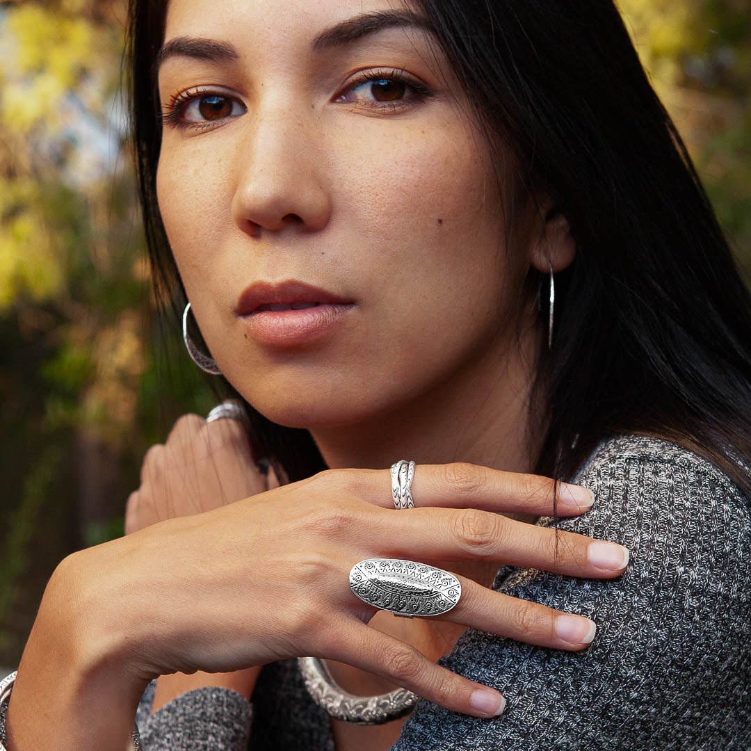 Bague femme en argent contemporaine N°52, artisanale et faite à la main, composée de cinq anneaux patinés. Cette pièce fixe ajoute une touche de style et de personnalité à toute collection de bijoux - Itsara bijoux